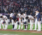 [포토] 자이언츠 &#39;비겨서 죄송합니다&#39;