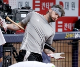 [포토] 케이브 &#39;전반기 3할 찍자&#39;