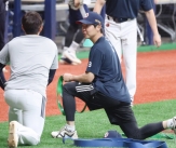 [포토] 정수빈 &#39;이런 더위엔 고척돔이 제격&#39;
