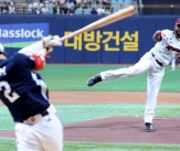 [포토] 컴백 알칸타라, 첫 타석 김민석 삼진