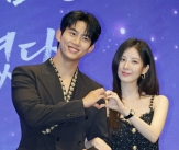 옥택연-서현 &#39;포즈는 다정하게&#39;[★포토]