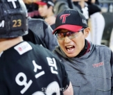 사령탑도 이례적 &#39;칭찬 2회&#39;, 잠실벌 달군 김현수 극적 결승타→9회 다이빙 캐치... 그만큼 짜릿했다 [잠실 현장]