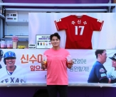 &#39;은퇴 축하한다, 친구야!&#39; 이대호, &#39;죽마고우&#39; 추신수 은퇴식 맞아 커피차 선물 [인천 현장]