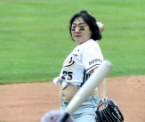 [★포토] 이수지 &#39;시구가 핫이슈지&#39;