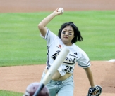 [포토] 이수지 &#39;양의지 콘셉트 승리요정&#39;