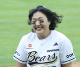 [★포토] 백상 이수지 &#39;시구도 예술대상&#39;