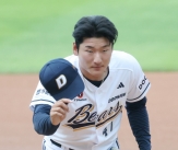[포토] 곽빈 &#39;예절은 여전히 신인왕&#39;