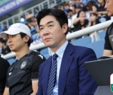 &#39;단 29분 만에 퇴장→또 선발&#39; 문지환 굳게 믿는 윤정환 감독 &#034;별 얘기 안 했어... 아픈 기억 꺼낼 필요 없다&#034; [수원 현장]
