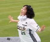 [포토] 수지 맞은 두산 &#39;이래도 질래?&#39;