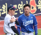 [포토] 조성환, 박석진 코치에 신세 한탄?