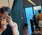 터질듯한 팔뚝, 태평양 어깨..방탄소년단 뷔, 엄청난 피지컬 보니