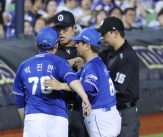 &#39;박진만 격노&#39; 눈을 의심케 한 체크스윙 오심 2차례, 대체 왜 7회에 집중됐나→그것도 삼성에 불리하게