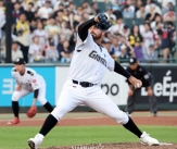 &#034;던지기 전에 팔 불편하다더라&#034;→그런데도 158㎞ 던지다니... &#39;6연승&#39; 감보아 1군 말소, 한 턴 쉬어간다 [부산 현장]