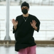 GOT7 잭슨 '블랙+핑크 힙한 공항패션'