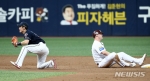 [김인식 KS 관전평] 4점 차, 박건우 홈송구는 원바운드였어야 한다