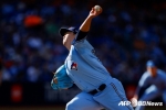 류현진, 코너만 노리다 어정쩡 맞는다... 더 자신 있게 던져라 [국민감독 김인식의 MLB 通]