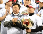LG 차명석 단장의 뜨거운 눈물, 협상왕+소통왕의 대성공 5년... 선수와 단장으로 '우승' 감격