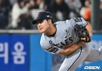 사직 만원관중 앞 정우주 154㎞ 배짱투, 한화는 '선발 9연승 실패'에도 하나 챙겨 돌아갔다