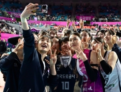 "도로공사가 처음이에요" 김연경도 고마웠다, 7연승 실패에도 한마음으로 모인 '동료애' [인천 현장]