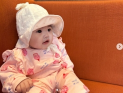 '김다예♥' 박수홍, 5개월 딸 다리 길이 자랑..인형 미모 [스타이슈]