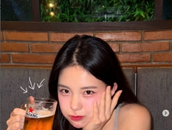 'KIA→대만' 치어, 맥주잔 들고 도발적 패션 '한잔할래?'