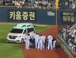 '1만 8080명 모두가 놀랐다' 홍창기 충격 부상... 무릎 부여잡은 출루왕에 LG, 1위 등극에도 웃지 못했다