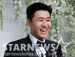 '모친상' 빽가 곁 지킨 김종민, 27일 미뤄둔 신혼여행..프랑스 行 [종합]