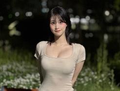 '초밀착 원피스' 79만 유튜버, 밤 산책 의상이 이 정도라니...