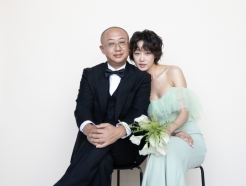 최여진, ♥김재욱과 미공개 웨딩 사진..파스텔 드레스에 반전 데님룩까지 [종합]