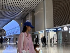 '임창정♥' 서하얀, 아들과 한국 떠났다..손 꼭 붙잡고 상해行