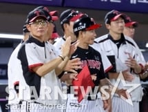 [★화보]'3-2 승리 자축하는 염경엽 감독과 LG 선수들'
