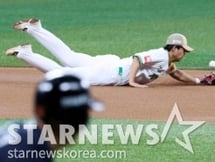 [포토]'하주석 타구 놓치는' 어준서