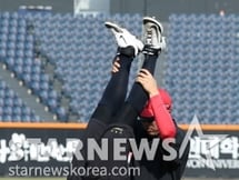 [포토] 김태군 '거꾸로 밸런스'