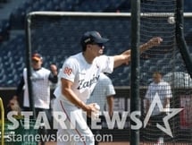 [포토] 투수 고동진, 1루수 류현진 '1위 한화'
