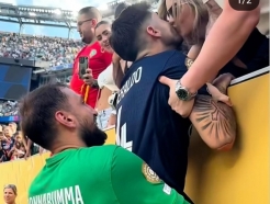 PSG 승리 후 달려가 미녀 여친과 키스 '영화 속 장면 같네'