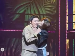 '이다해♥' 세븐, 무대 위 돌발 행동..조정석에 찐한 뽀뽀 [스타이슈]