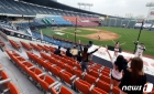 '녹음한 환호성·야유 울려퍼져' 야구·축구장 달라진 풍경들 ① [포스트 코로나19]