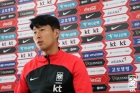 잠 못 자고 면도도 못 한 손흥민...웃음꽃 안긴 주장의 리더십