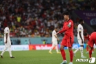 눈물 쏟은 손흥민, 벤투 감독은 퇴장... 쓰라렸던 가나전 패배 [월드컵 현장]