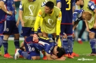 실축한 日 키커들 엎드려 '눈물 펑펑'... 승부차기에 막힌 첫 8강 [월드컵]