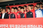 엿·계란 아닌 '꽃다발' 들고 왔다... &quot;대표팀 자랑스럽다&quot; 뒤바뀐 팬심 [월드컵 현장]