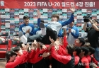 김은중호 귀국길도 감동 드라마, 목발 짚고 나온 동료+300여명 뜨거운 환대 받았다 [★현장]