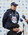 욕 먹는 초보 사령탑, 비교 대상이 '곰탈 여우' 김태형이기에...
