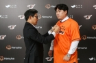 [오피셜] 충격 '류현진 8년 170억 계약' KBO 새 역사 썼다, 12년 만에 한화 복귀... 입단식 미루고 23일 오키나와 합류 예정