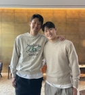 '화해 어깨동무' 손흥민-이강인, 팬 응원 폭발... 득표 수 2배 '껑충'