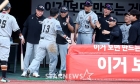 '클래스는 영원' 김경문 감독 복귀전→통산 897승 달성, '용병술이 통했다'... 한화, KT에 8-2 대승 [수원 현장리뷰]