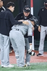 '카리스마' 김경문이 달라졌다, 이젠 스킨십도 척척... &quot;무서워하지 마라, 점점 편하게 해주겠다&quot;