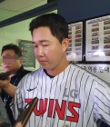 &quot;아버지가 많이 생각났다&quot; 부친상 슬픔에도... 애써 억누른 클로저, LG 승리를 지켰다 [준PO2 현장]