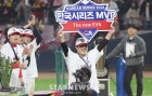 &quot;단신 선수 한계? 오늘 편견 깼다&quot; MVP의 가치, 김선빈 커리어는 다시 시작된다 [KS 우승 현장]