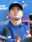 '1조 MVP 품격' 오타니, 잠깐 스친 인연에도 &quot;안타깝고, 감사했다&quot;... 日 인기 마스코트 담당자 사망에 애도 [글렌데일 현장]